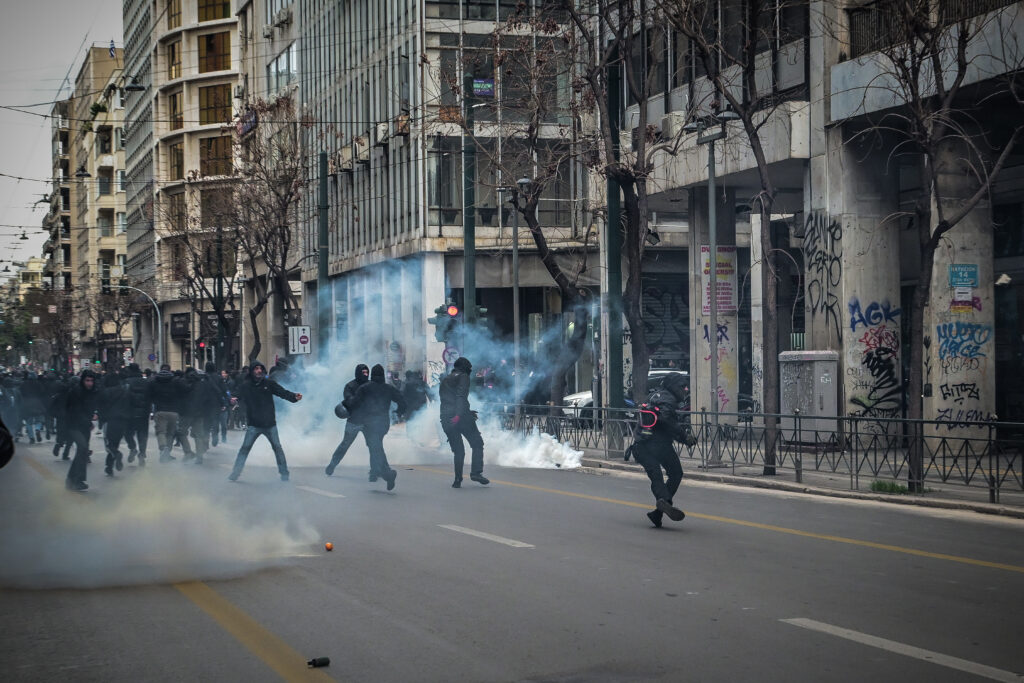 Απεργία στη «σκιά» της τραγωδίας των Τεμπών: 20.000 άτομα ένωσαν την φωνή τους στην Αθήνα και πάνω από 10.000 στη Θεσσαλονίκη – Τι διεκδικούν τα Σωματεία