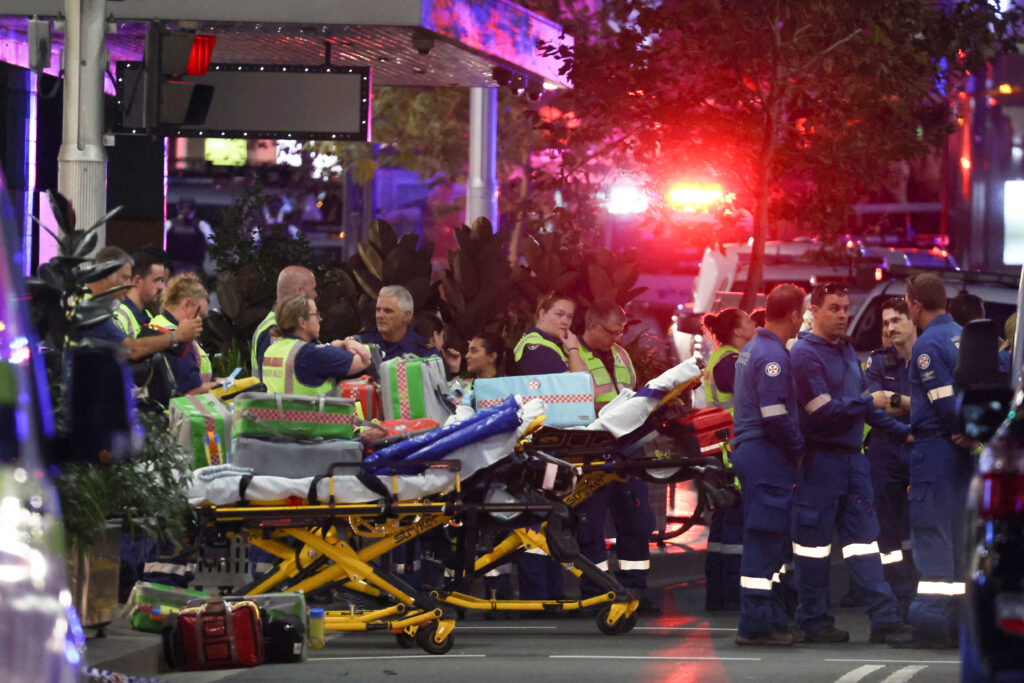 Σίδνεϊ: Έξι νεκροί και 8 τραυματίες, μεταξύ τους και βρέφος – Βίντεο από τη στιγμή της επίθεσης του δράστη στο εμπορικό κέντρο