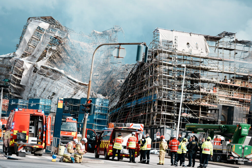 Το ιστορικό κτίριο του Χρηματιστηρίου της Κοπεγχάγης καταρρέει σαν χάρτινος πύργος μετά από πυρκαγιά (φωτογραφίες – βίντεο)