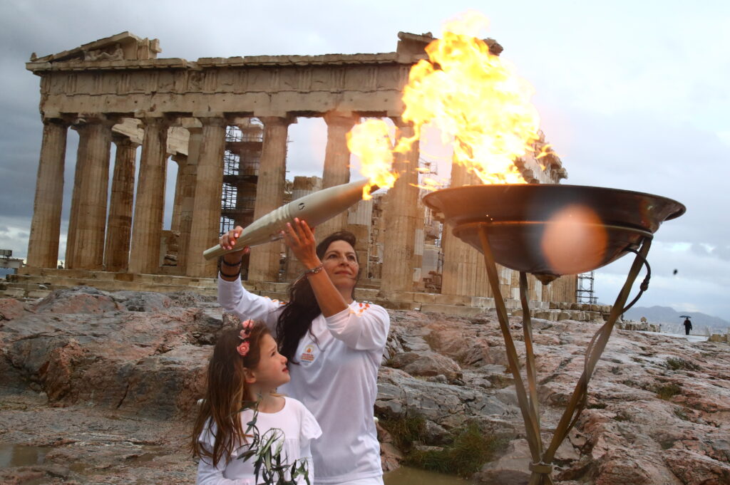 Ολυμπιακή Φλόγα: Συγκλονιστικές φωτογραφίες από την Ακρόπολη