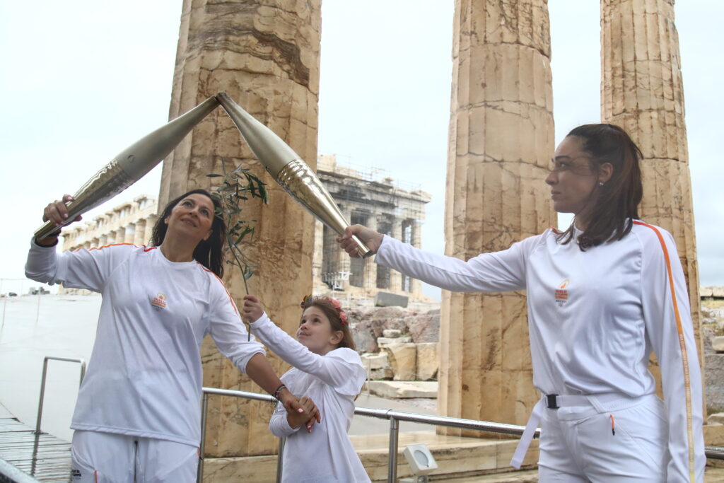 Ολυμπιακή Φλόγα: Συγκλονιστικές φωτογραφίες από την Ακρόπολη