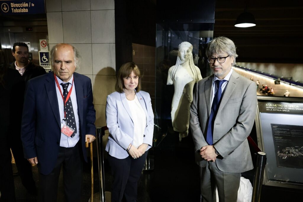 Χιλή: Η ΠτΔ πραγματοποίησε στον σταθμό του μετρό «Grecia» στο Σαντιάγο τα αποκαλυπτήρια αντιγράφου αγάλματος – Προσφέρθηκε από το Μουσείο της Ακρόπολης