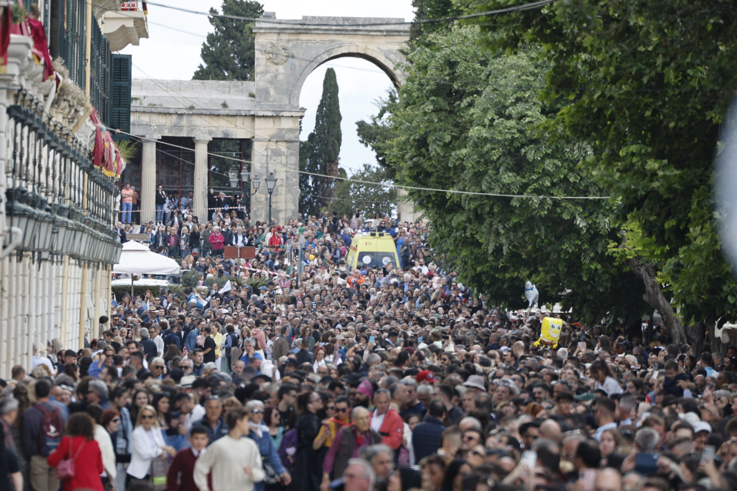 Το έθιμο των Μπότηδων στην Κέρκυρα – Χιλιάδες επισκέπτες το παρακολούθησαν